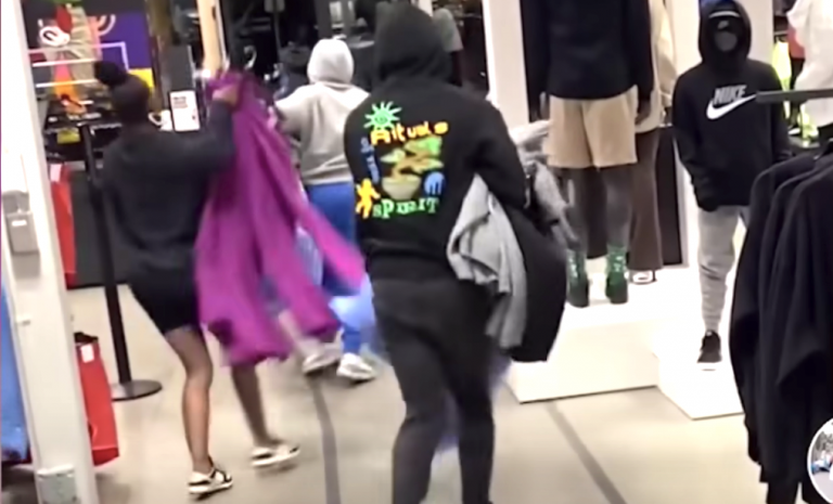 Flash Mob Robbers Hit Nike Store in Los Angeles